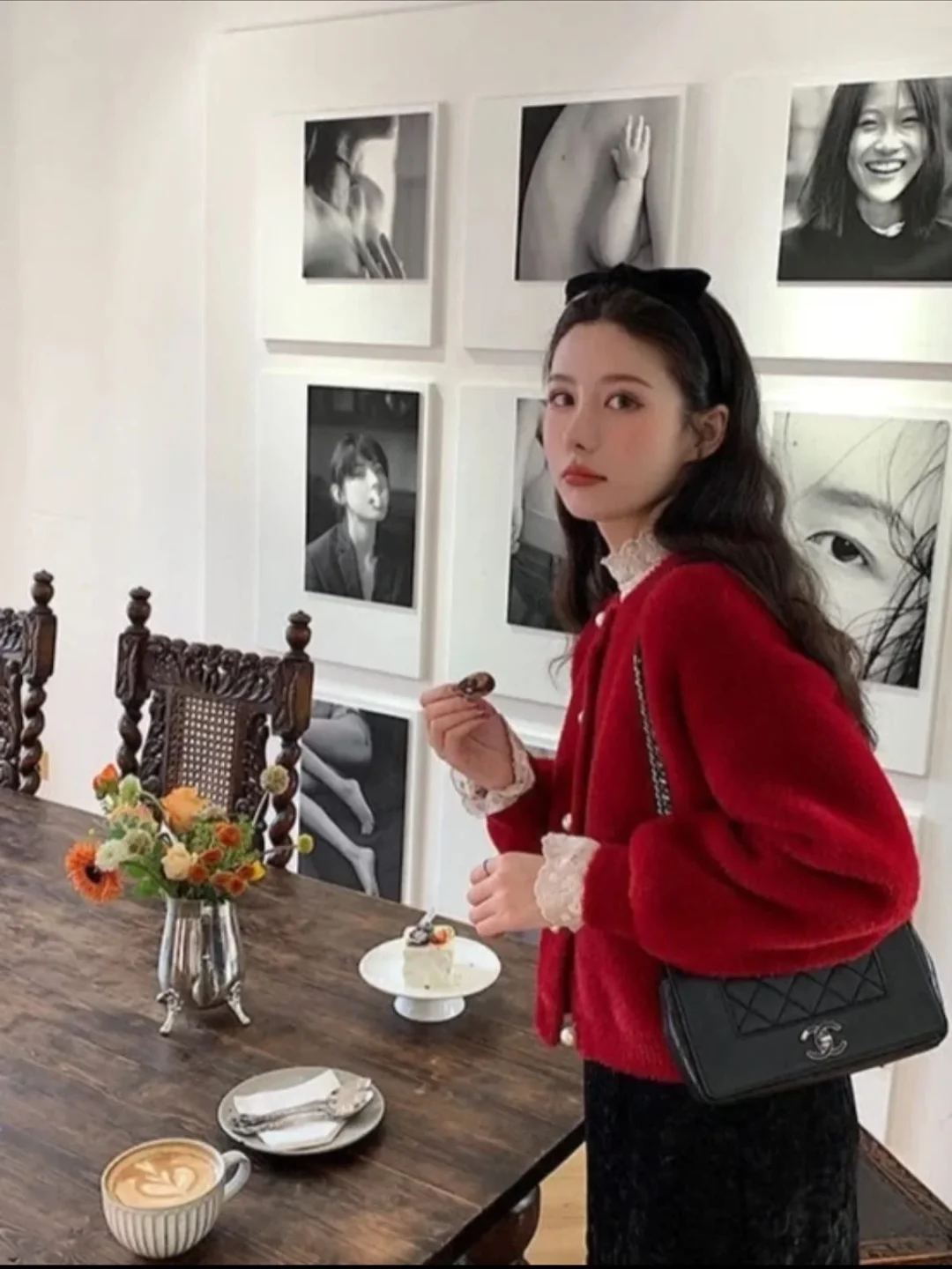 Ảnh 2 của Cardigan lông đỏ nút ngọc trai nữ