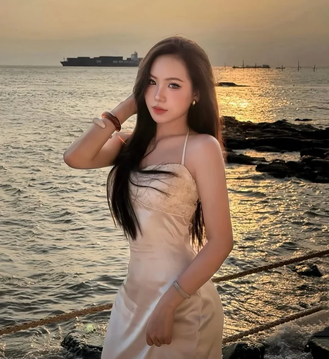 Photo 5 of Đầm lụa hai dây ren kem nữ