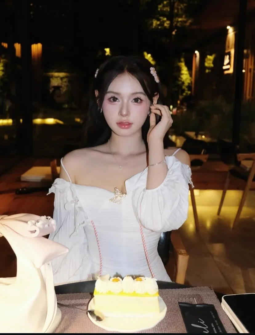 Photo 6 of Váy trắng trễ vai corset tay phồng