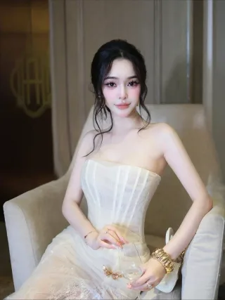 Photo 4 of Đầm cúp ngực ren vàng nhạt nữ