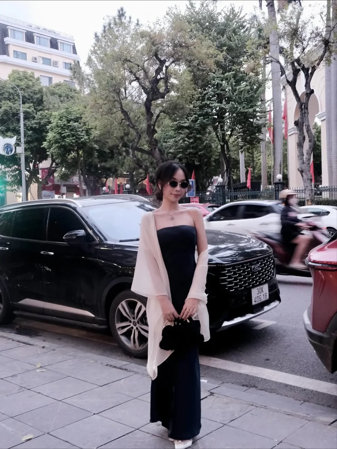 Ảnh 5 của Đầm cúp ngực đen kèm áo choàng kem