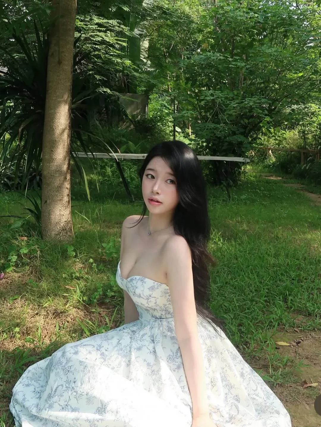 Photo 3 of Đầm maxi strapless trắng hoa nữ