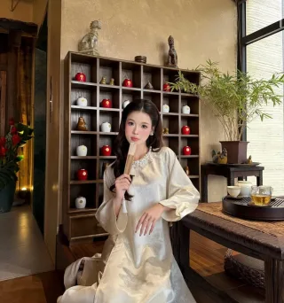 Photo 2 of Áo dài lụa kem thêu hoa truyền thống