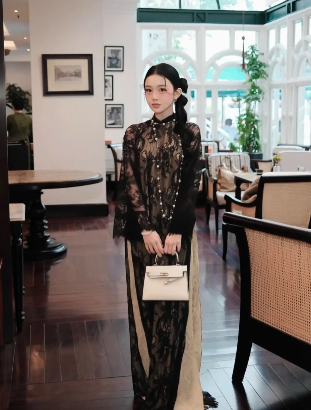 Ảnh 2 của Váy ren đen dài tay phồng nữ