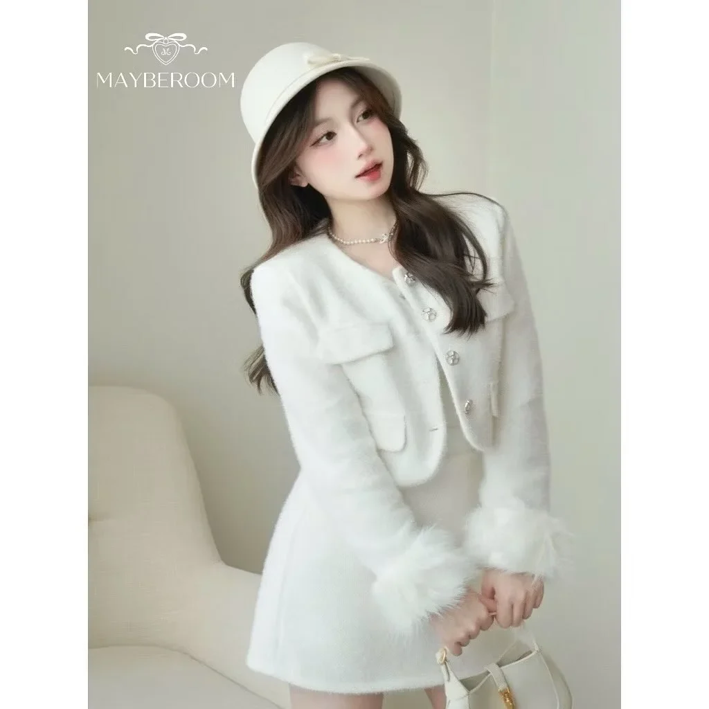 Ảnh 2 của Set áo khoác lông trắng váy mini nữ