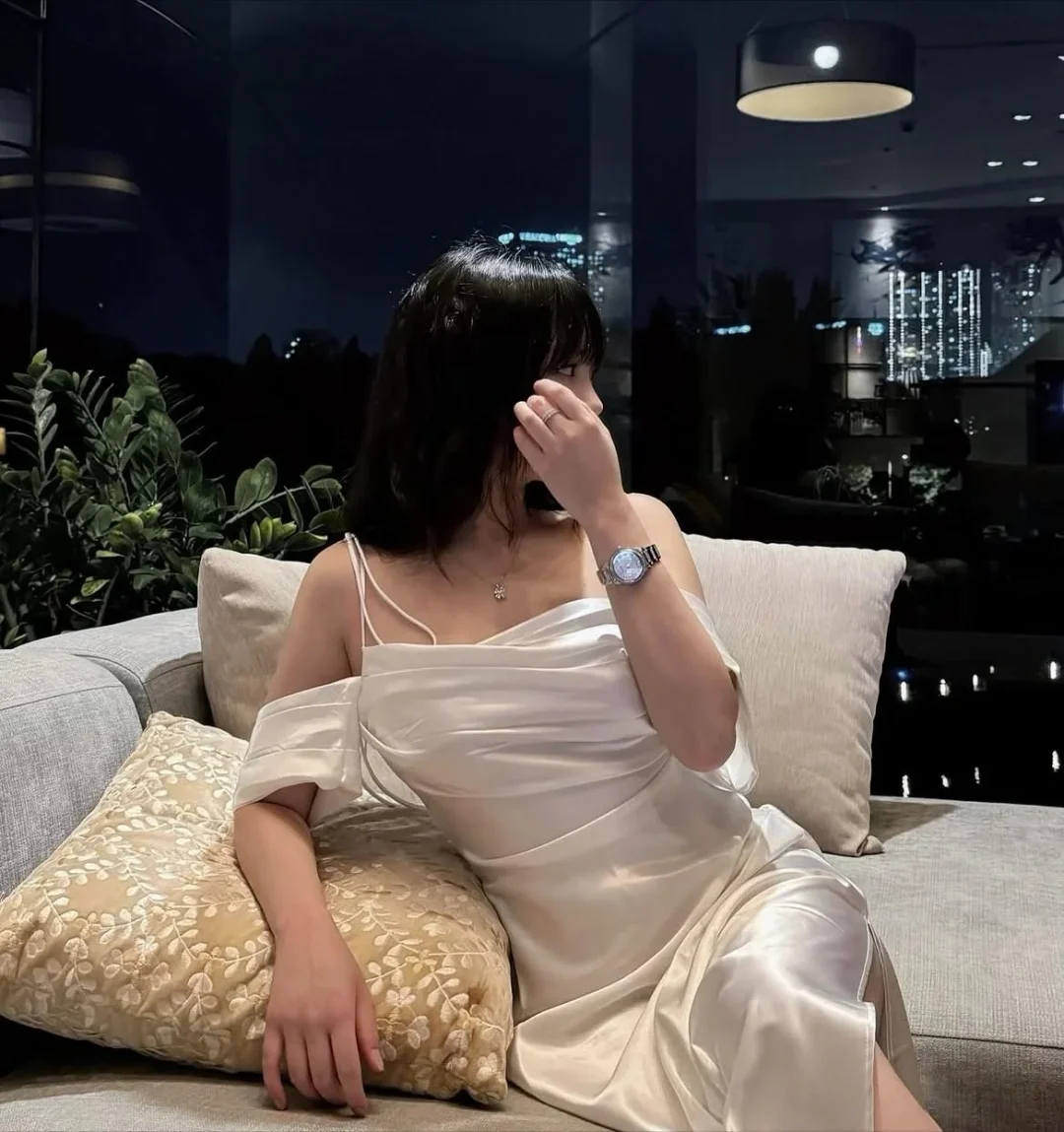 Photo 3 of Váy dạ hội satin trắng trễ vai