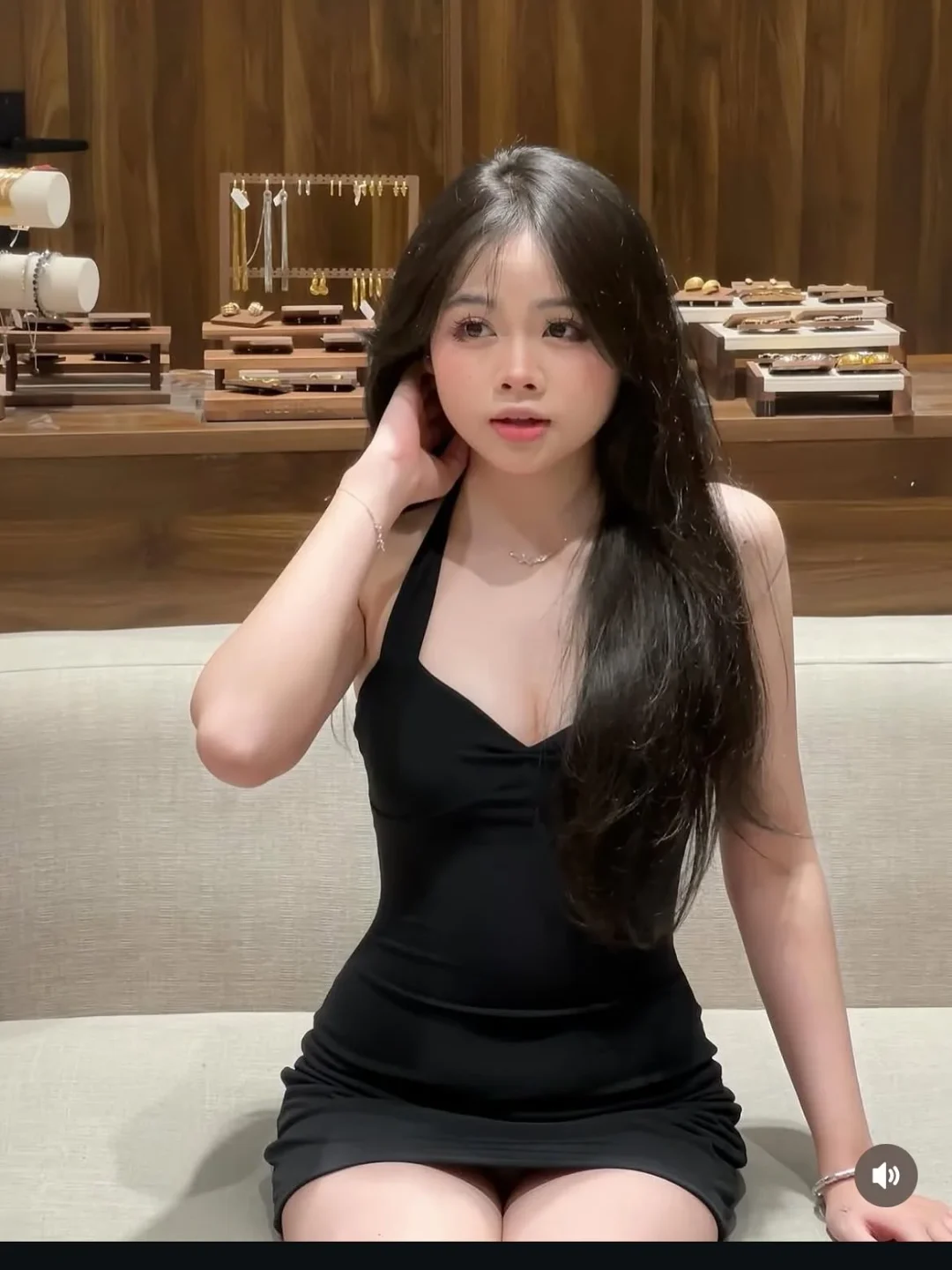 Ảnh 1 của Đầm mini cổ yếm đen ôm sát nữ