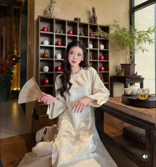Photo 3 of Áo dài lụa kem thêu hoa truyền thống