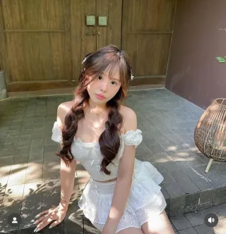 Photo 3 of Set croptop chân váy trắng ren nữ