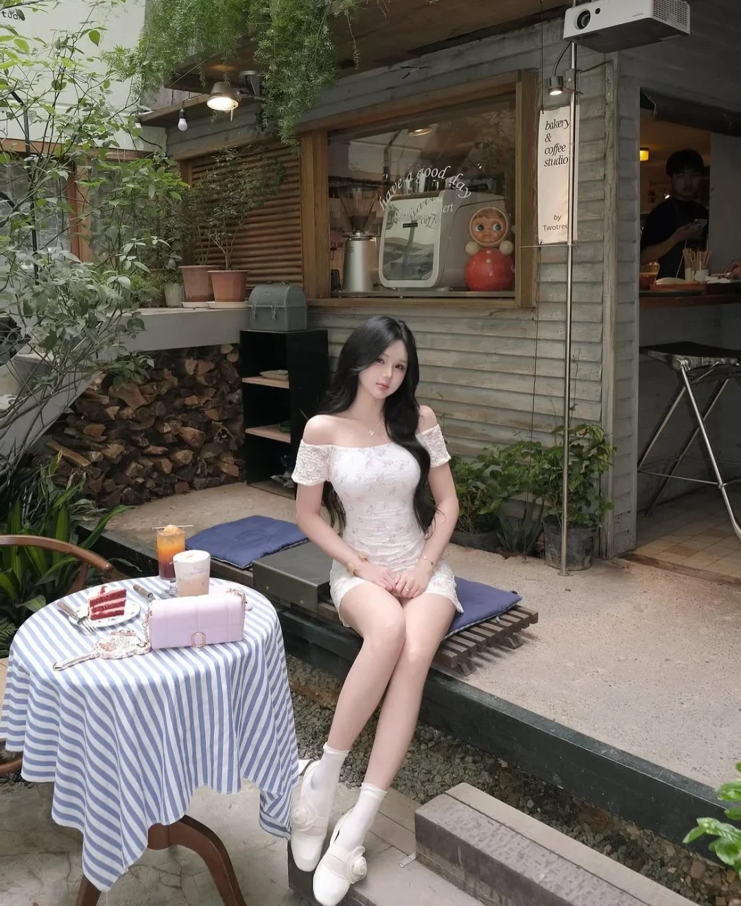 Photo 8 of Váy mini trễ vai hoa trắng nữ