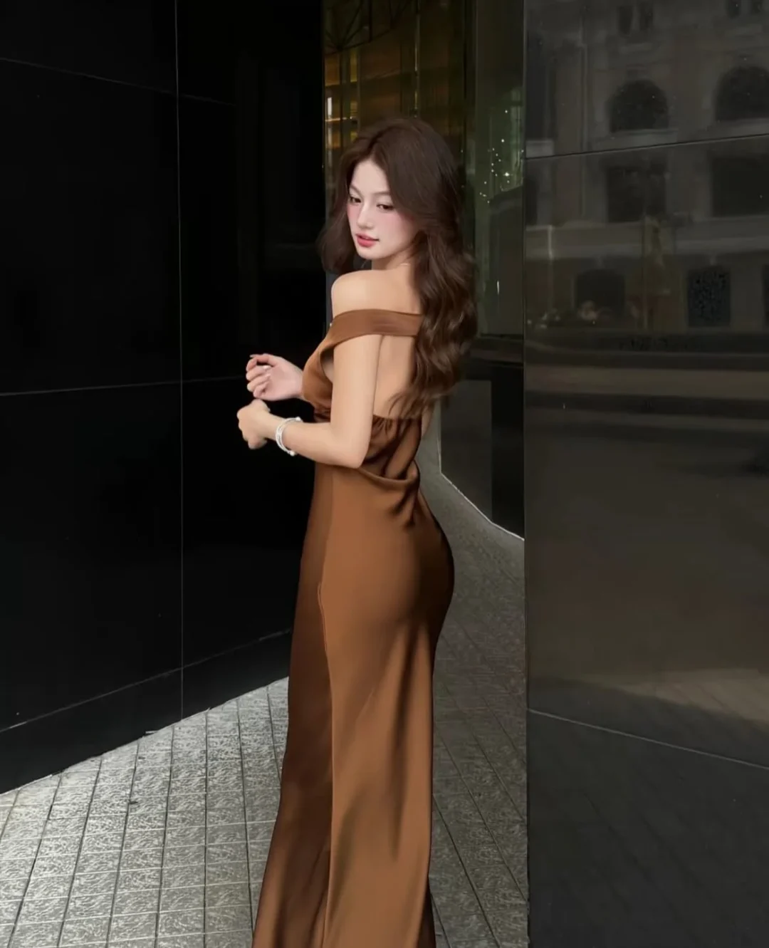 Ảnh 5 của Váy dạ hội trễ vai nâu lụa nữ