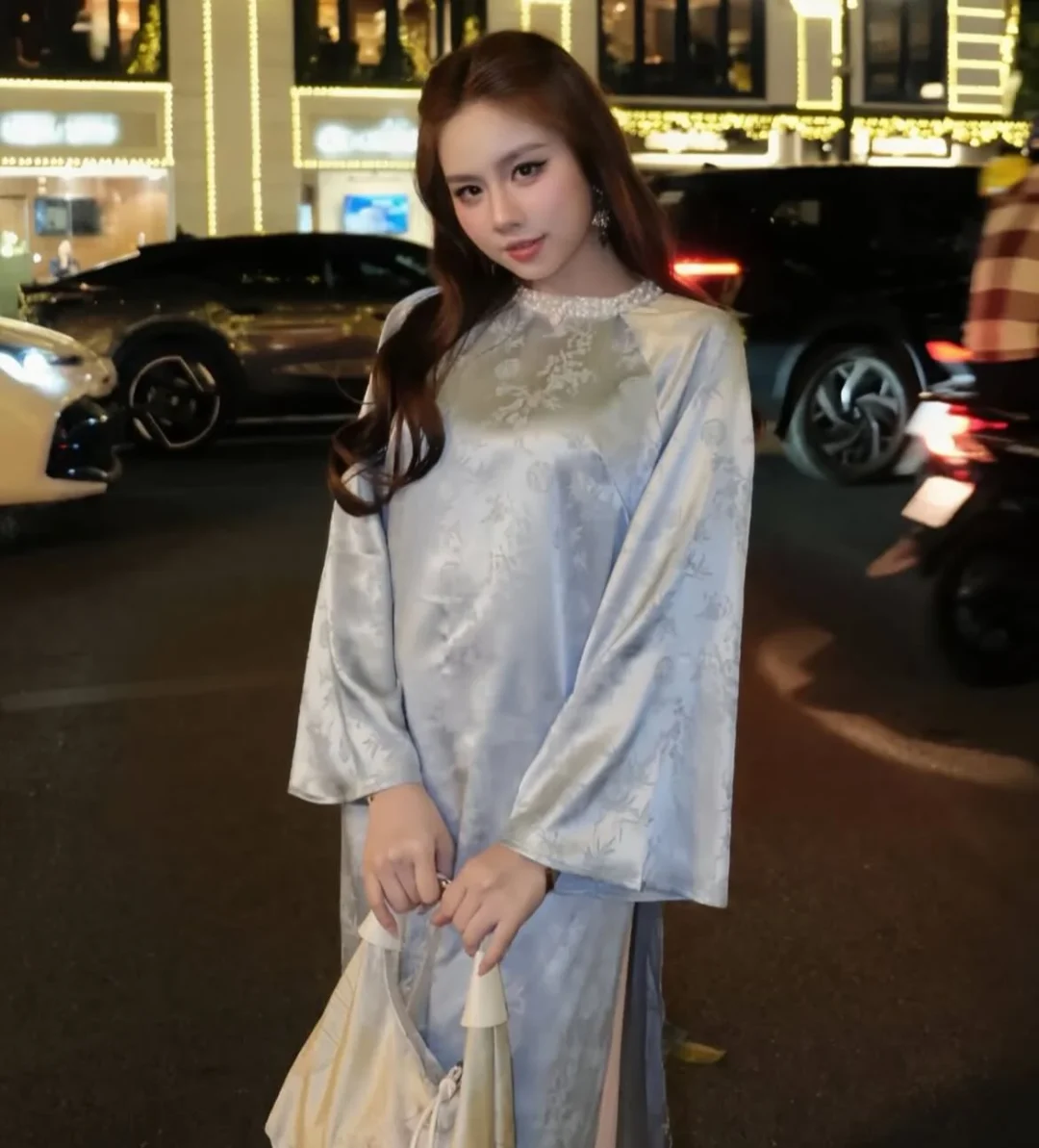 Ảnh 6 của Váy satin xanh nhạt tay dài nữ sang trọng