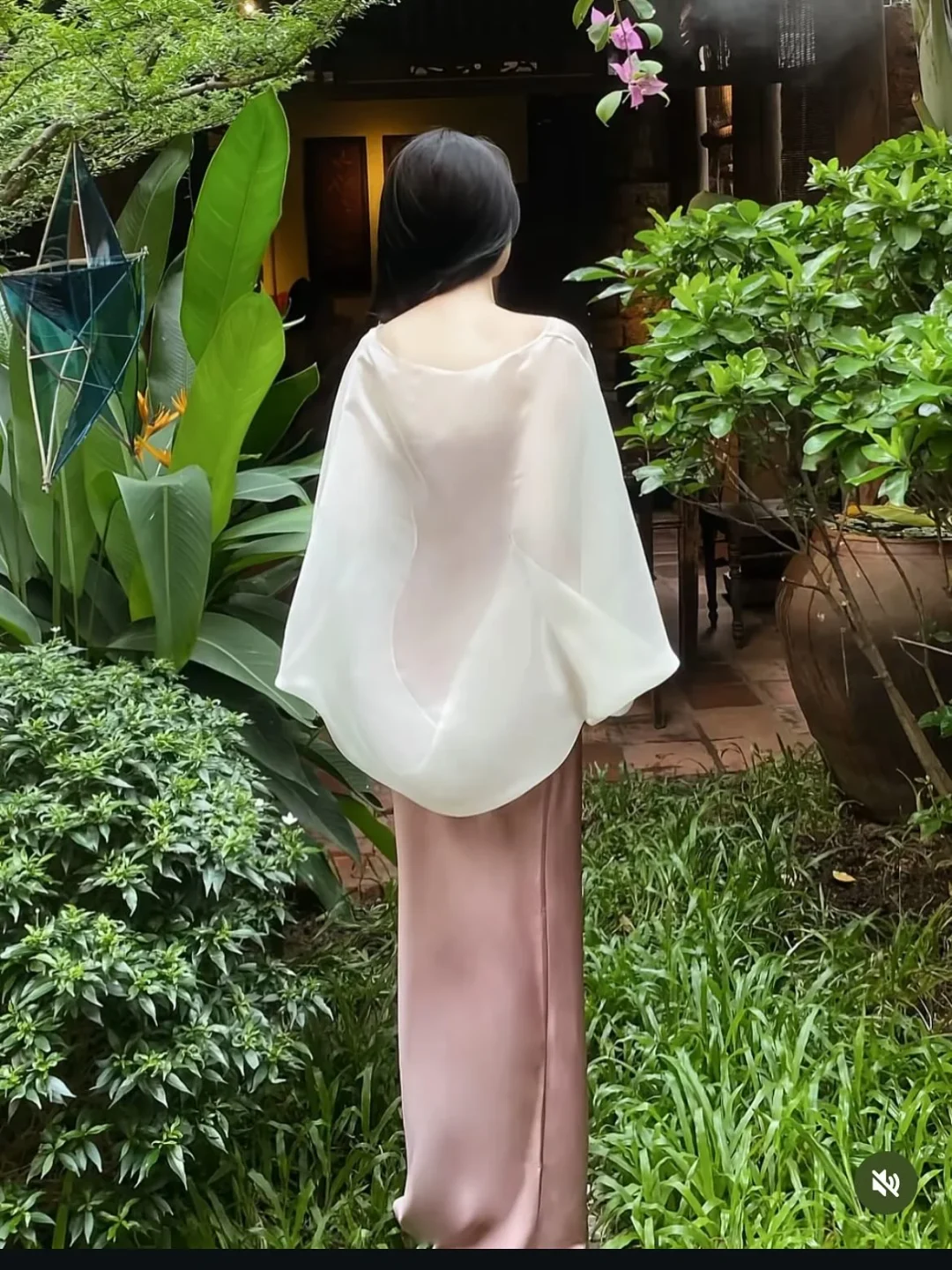 Photo 3 of Váy dài lụa hồng nhạt ôm sát nữ