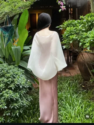 Photo 3 of Váy dài lụa hồng nhạt ôm sát nữ