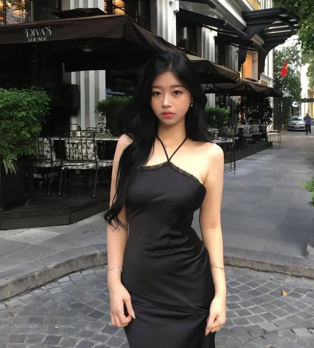 Ảnh 1 của Váy lụa đen hai dây ren nữ