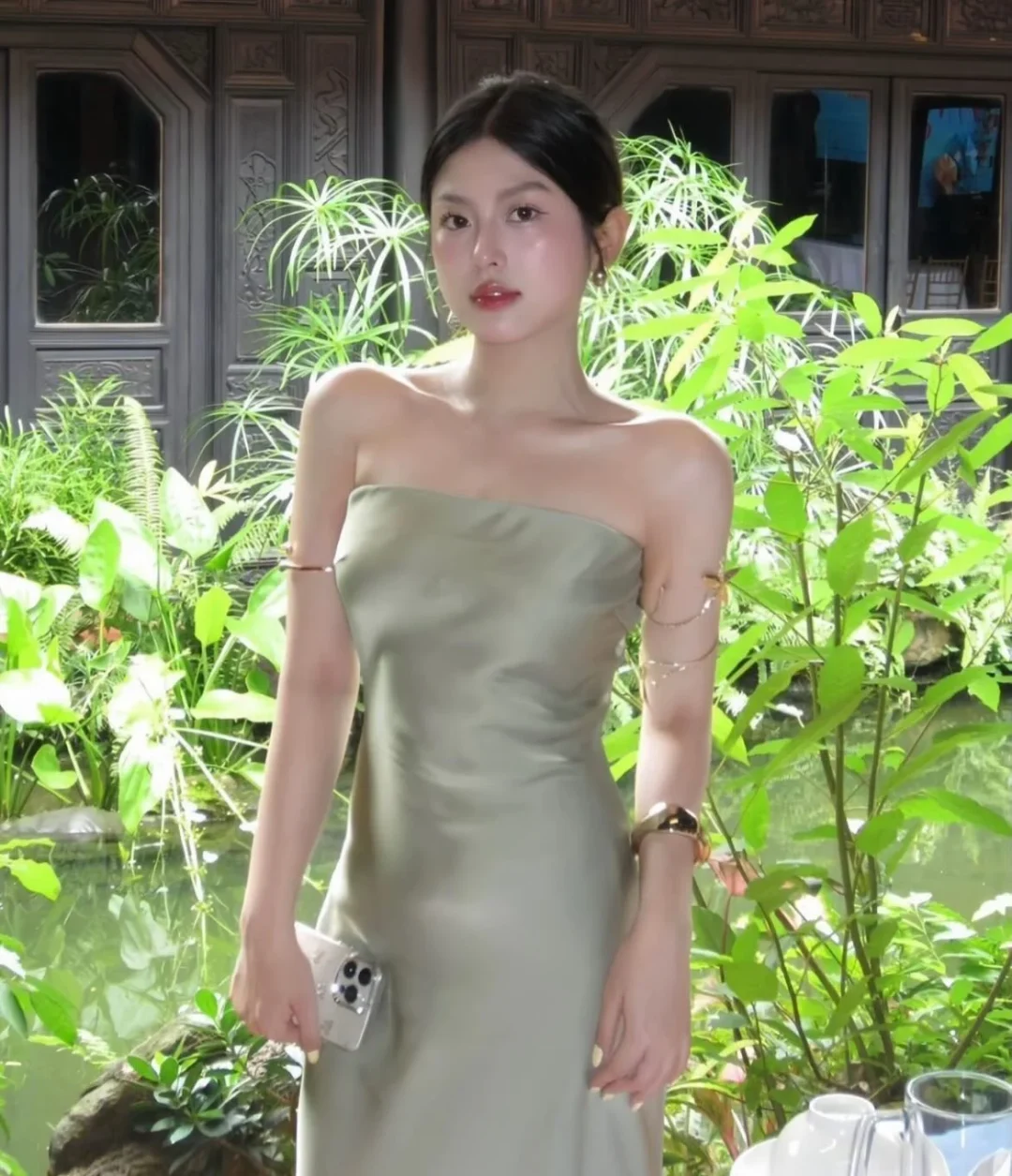 Photo 1 of Đầm cúp ngực satin xanh lá nhạt