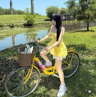 Photo 3 of Váy ngắn vàng hai dây ren trắng