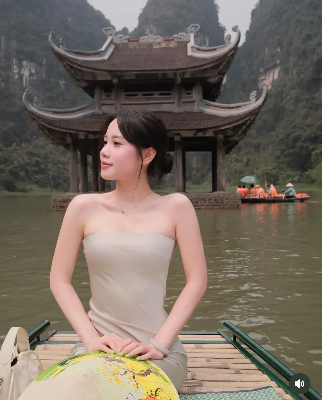 Photo 3 of Đầm ống quây lụa be nhạt thanh lịch nữ