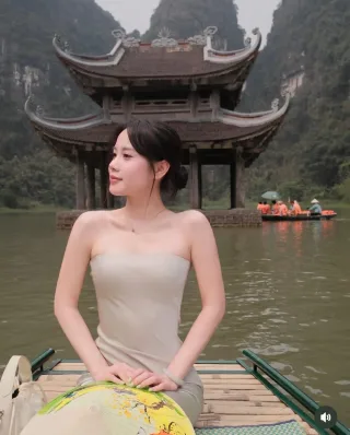 Photo 3 of Đầm ống quây lụa be nhạt thanh lịch nữ