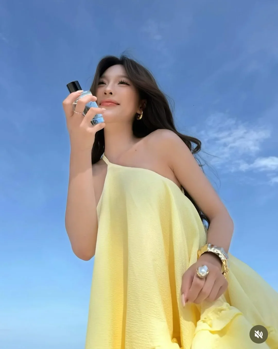 Photo 6 of Váy vàng trễ vai kèm chân váy trắng phồng