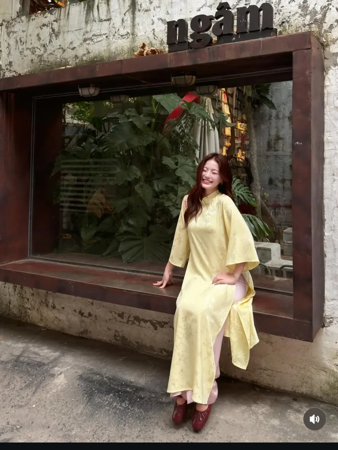Ảnh 1 của Áo dài lụa vàng thêu bướm nữ