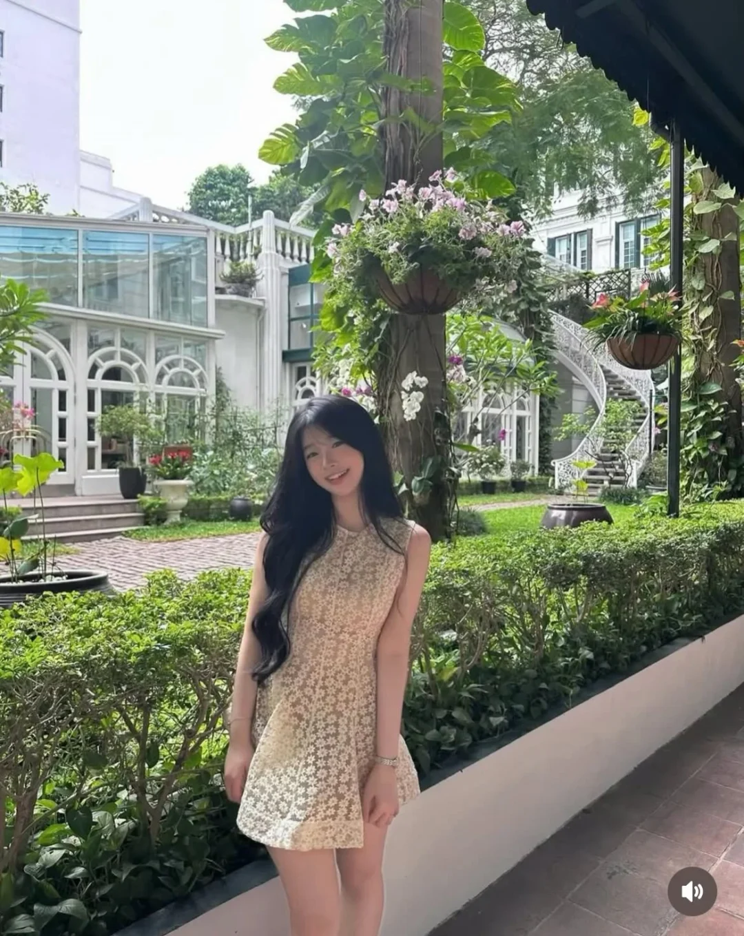 Ảnh 6 của Đầm ren kem không tay nữ tính