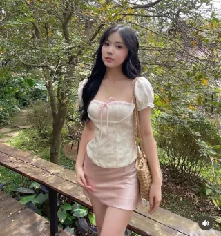 Ảnh 1 của Set croptop trắng chân váy hồng mini nữ