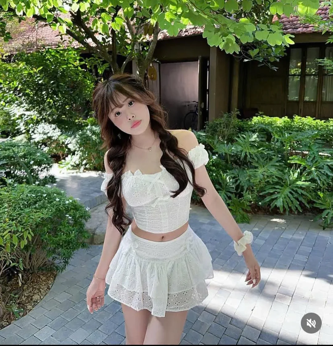 Photo 2 of Set croptop chân váy trắng ren nữ