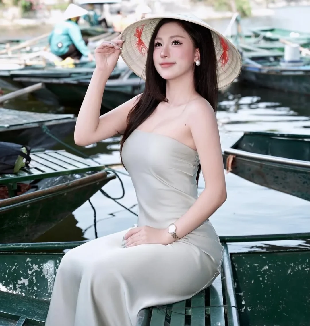 Photo 8 of Đầm strapless lụa satin kem nhạt nữ
