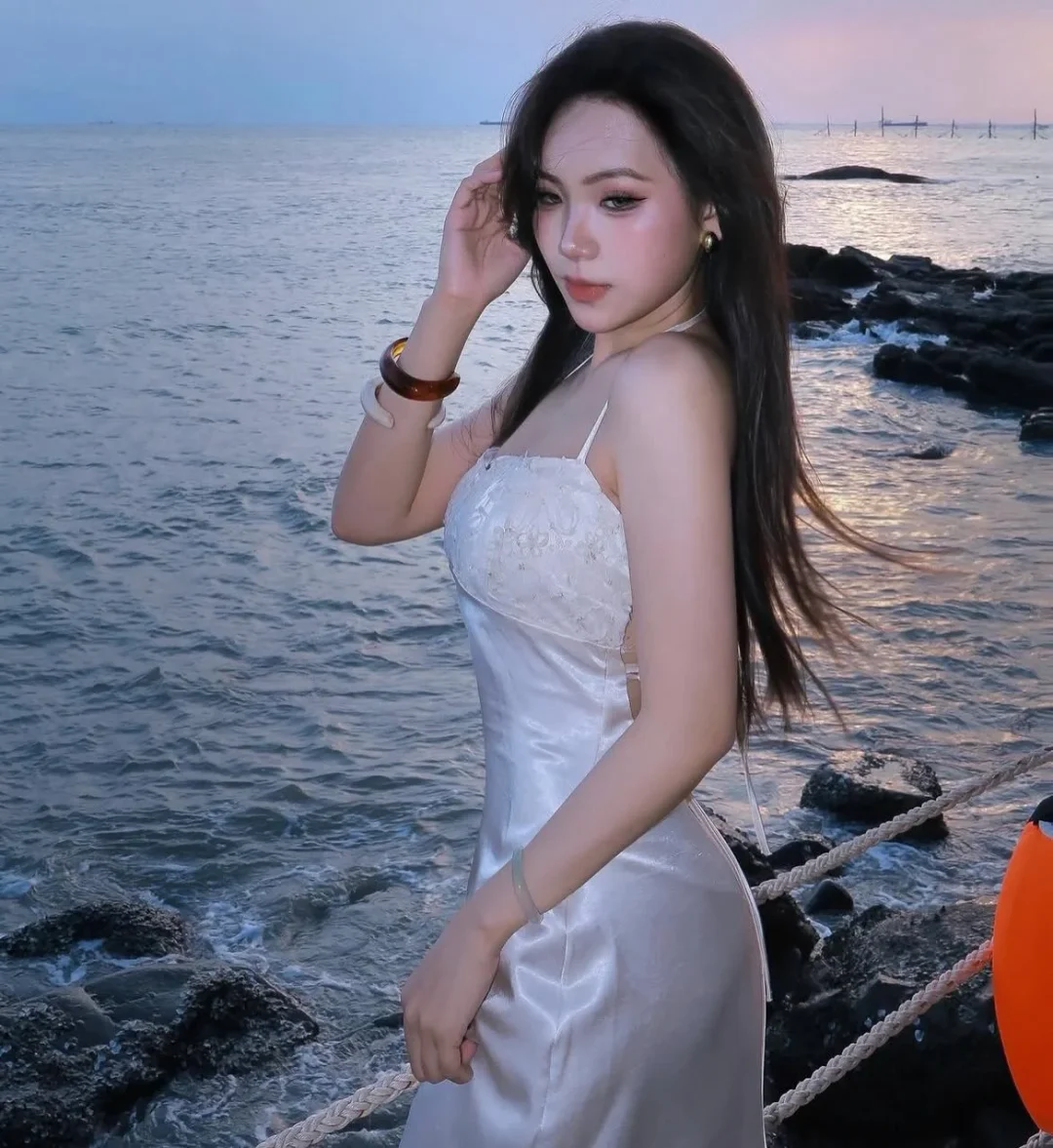 Photo 4 of Đầm lụa hai dây ren kem nữ