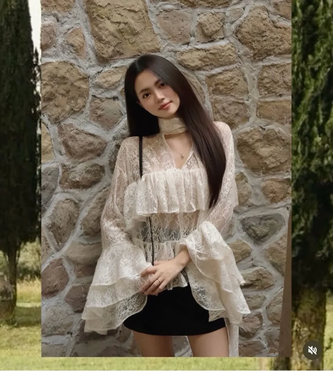 Photo 1 of Áo ren trắng tay loe nữ kết hợp chân váy