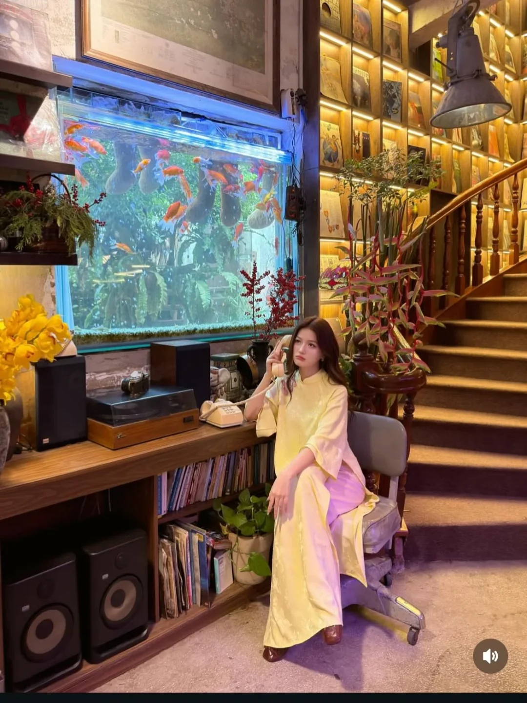 Ảnh 3 của Áo dài lụa vàng thêu bướm nữ