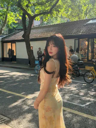 Photo 2 of Váy hoa vàng pastel nữ cho thuê