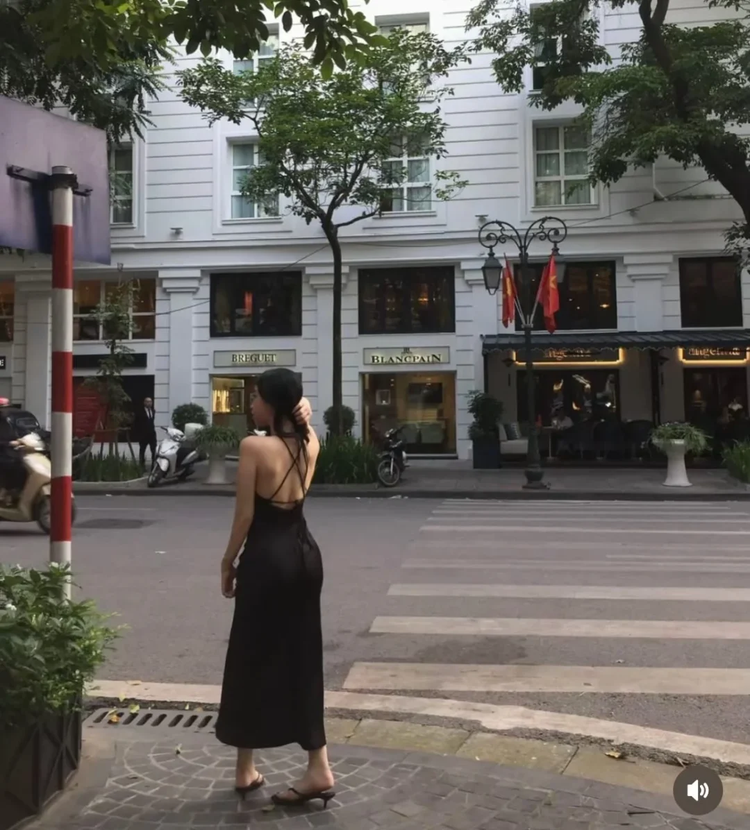 Ảnh 7 của Váy lụa đen hai dây ren nữ