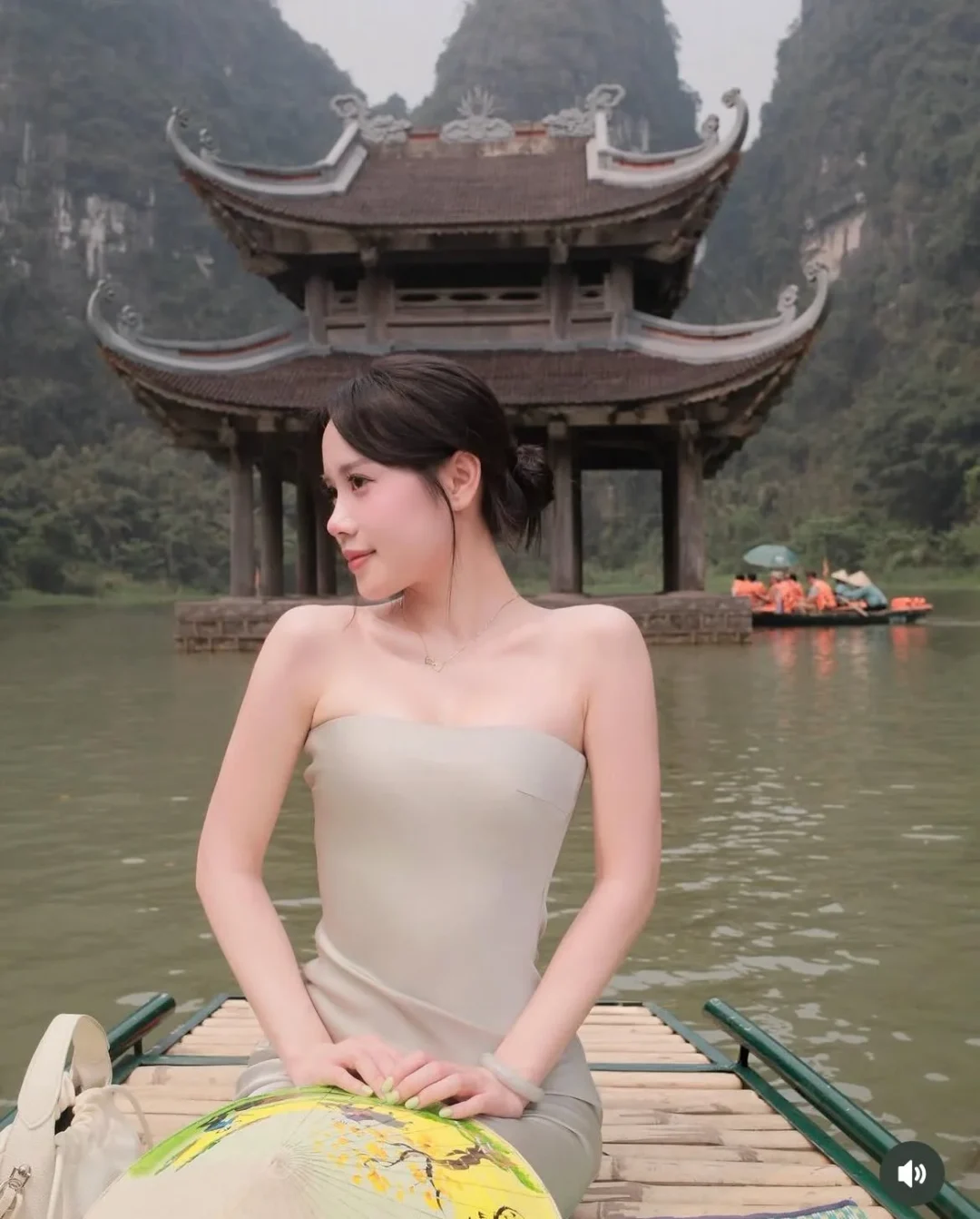Photo 7 of Đầm ống quây lụa be nhạt thanh lịch nữ