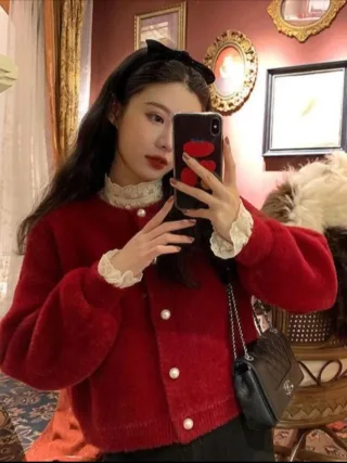 Ảnh 1 của Cardigan lông đỏ nút ngọc trai nữ