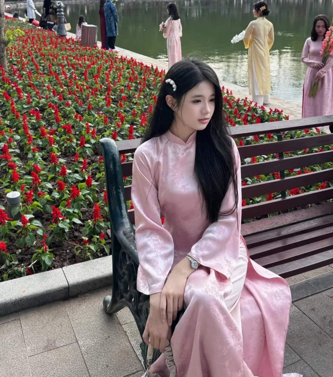 Photo 4 of Áo dài lụa hồng thêu hoa nữ