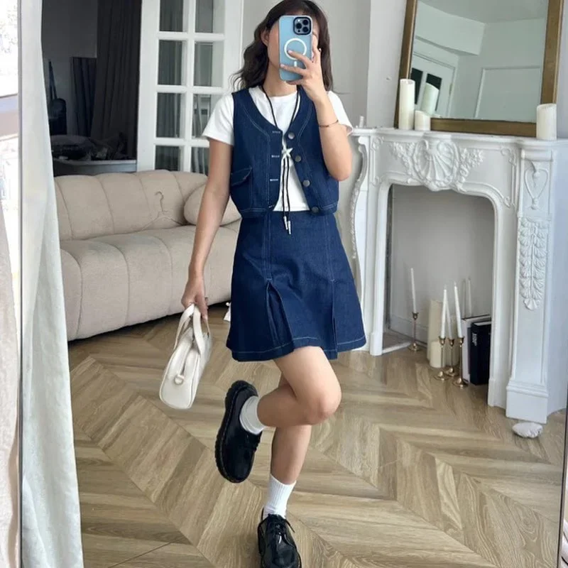Photo 2 of Set áo gile denim và chân váy xếp ly nữ