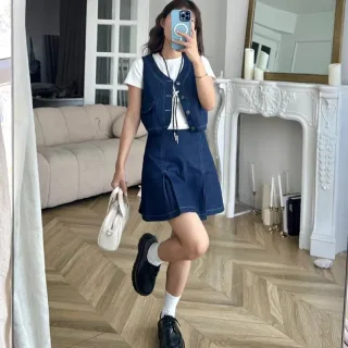 Photo 2 of Set áo gile denim và chân váy xếp ly nữ