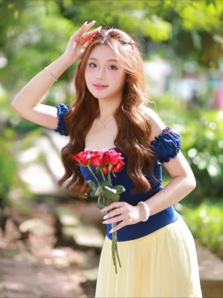 Photo 1 of Áo trễ vai xanh phối chân váy vàng nữ