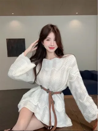 Photo 1 of Đầm len trắng dệt kim oversize nữ