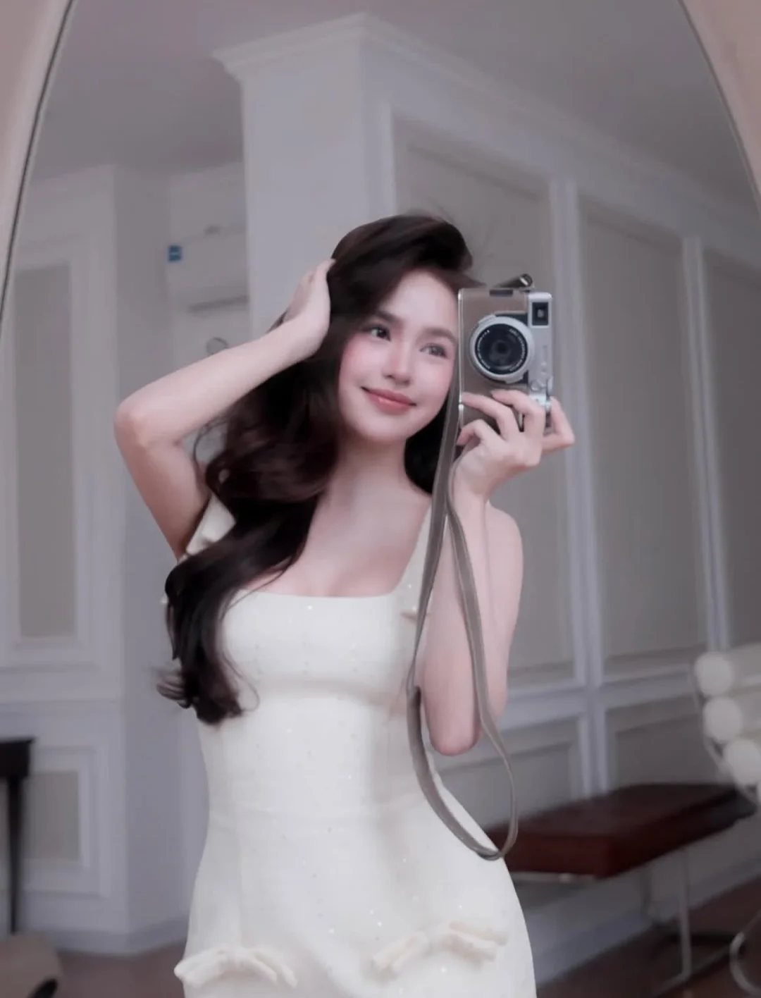 Ảnh 1 của Đầm trắng hai dây đính hạt mini nữ