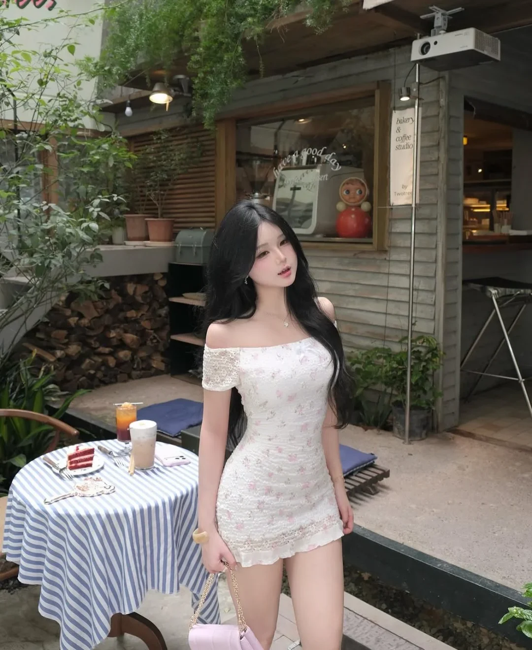 Photo 10 of Váy mini trễ vai hoa trắng nữ