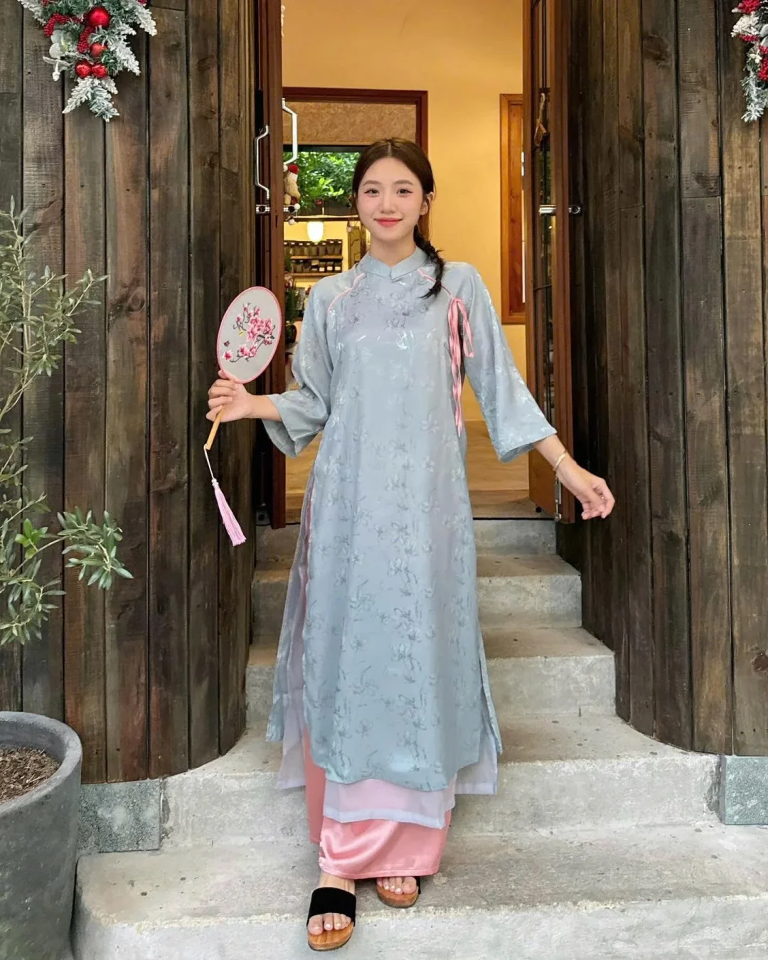 Photo 2 of Váy sườn xám lụa xanh nữ thanh lịch