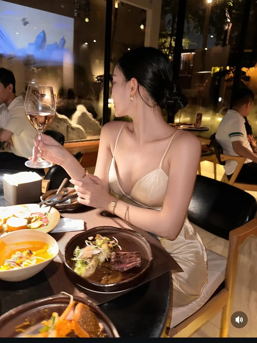Photo 3 of Váy satin hai dây màu kem nữ