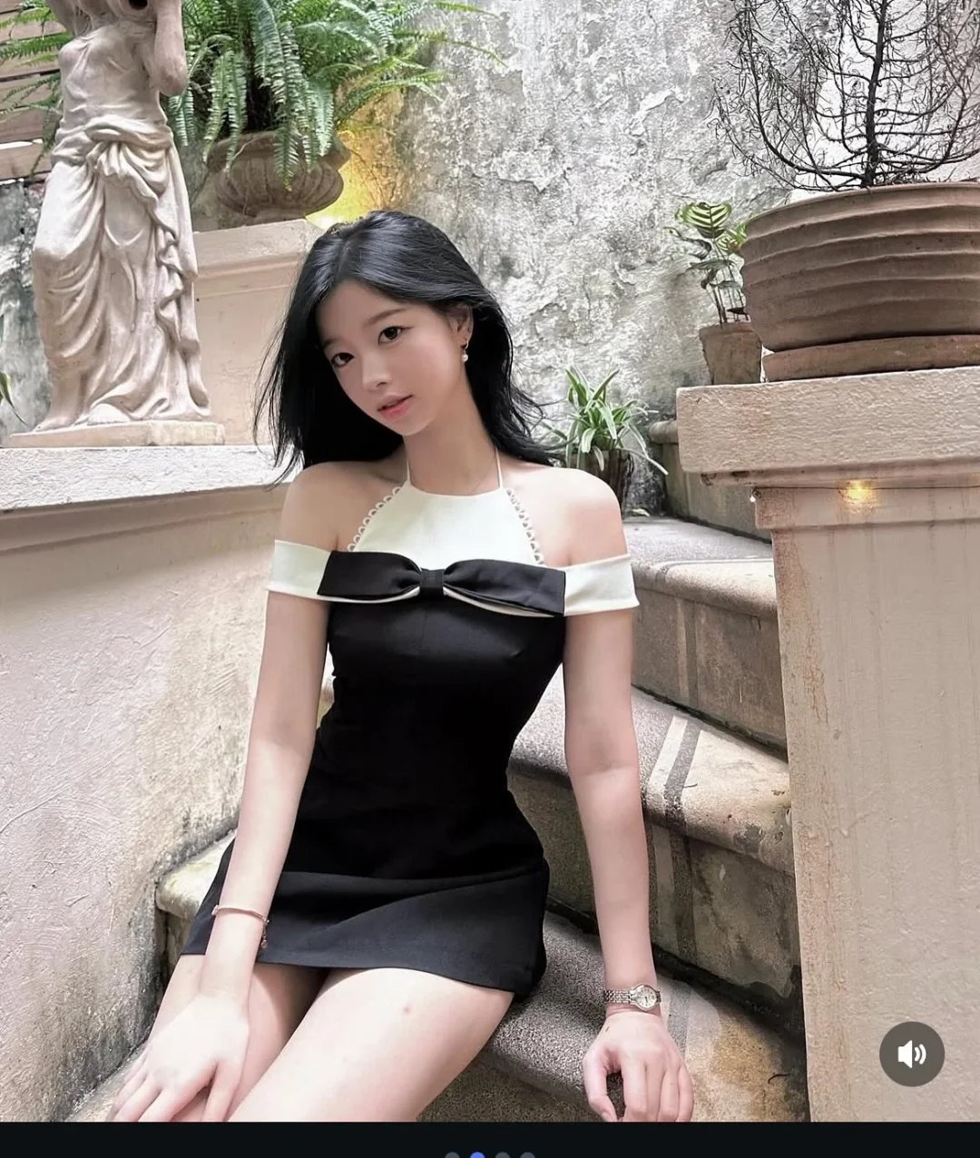 Ảnh 2 của Đầm mini đen phối trắng nơ nữ