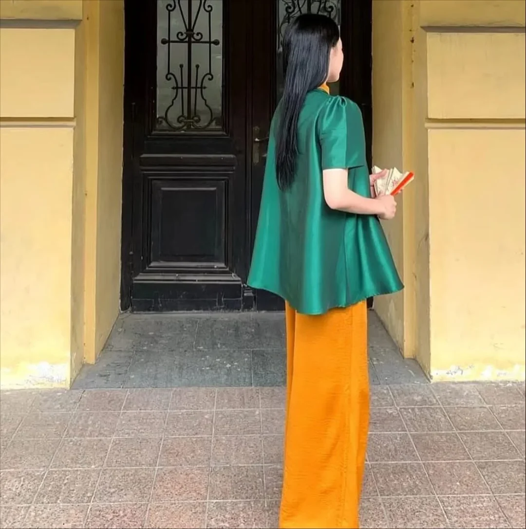 Photo 2 of Áo peplum xanh lá quần ống rộng cam nữ