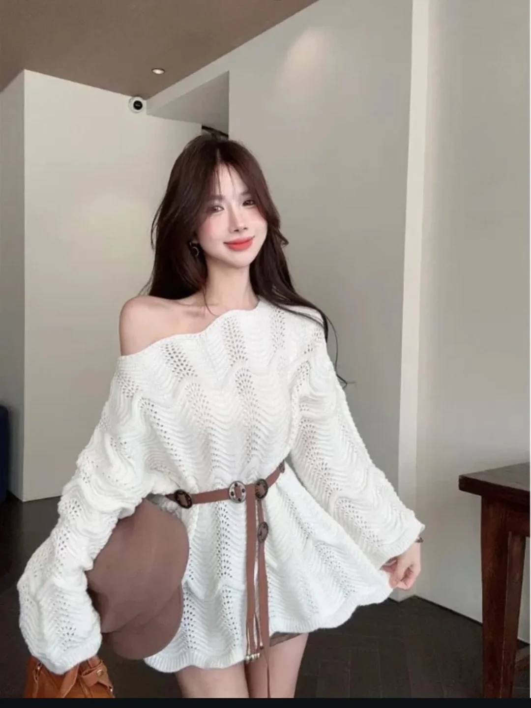 Photo 3 of Đầm len trắng dệt kim oversize nữ