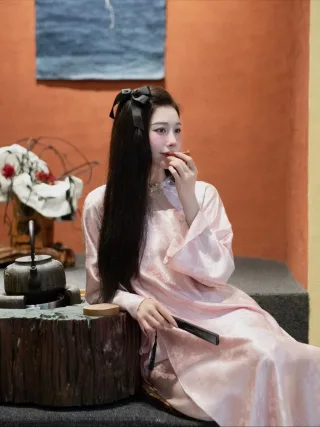 Ảnh 4 của Áo blouse satin hồng nhạt cách tân nữ