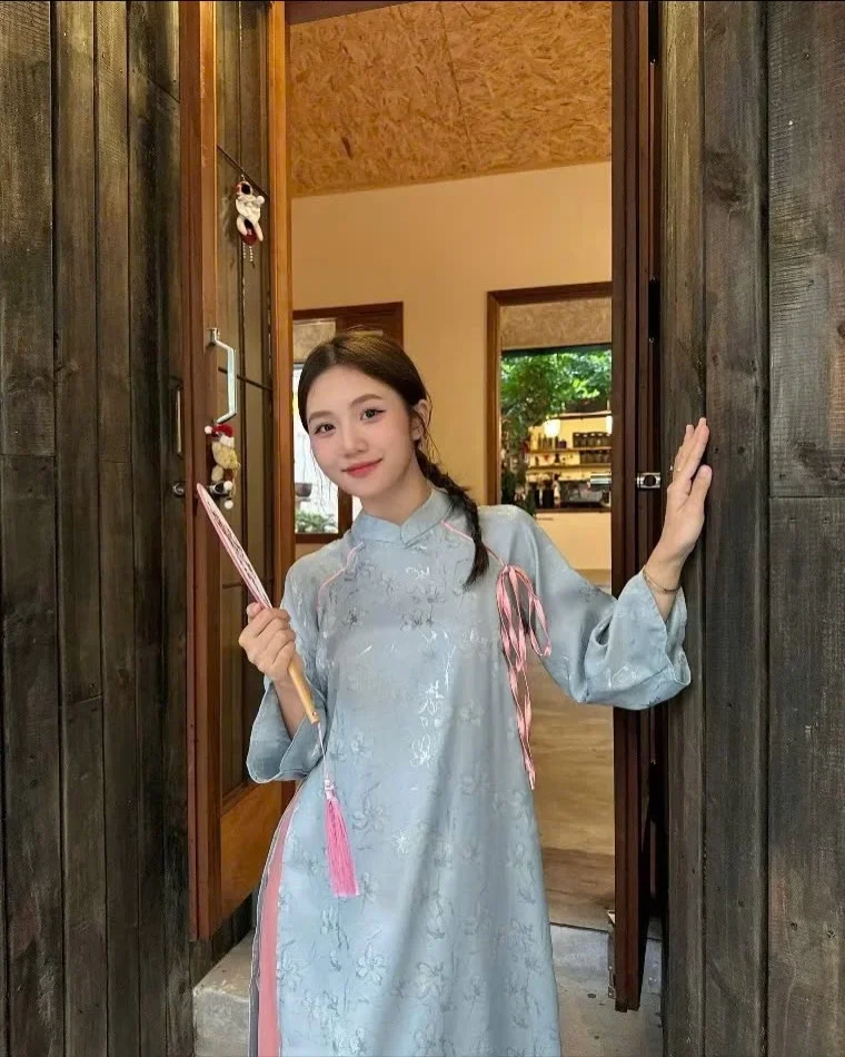 Photo 3 of Váy sườn xám lụa xanh nữ thanh lịch